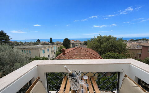 Focaincontromano Seaview, Genova: Balkon, Schaduw, Buitenmeubels, Villa