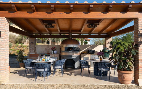 Villa Elisa: Meubilair, Tafel, Buitenmeubels, Stoel, Buitentafel, Outdoor Structuur, Patio, Schaduw, Bloempot, Tuin