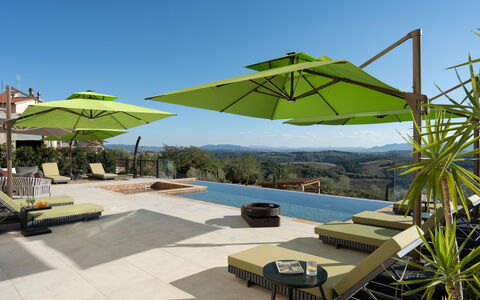 Villa Elisa: Buitenmeubels, Meubilair, Paraplu, Buitentafel, Stoel, Schaduw, Zwembad, Toevlucht, Eco Hotel, Patio
