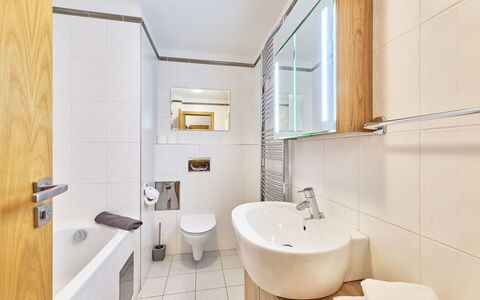 Harrachov Resident a: Badkamer, Interieur Ontwerp, Loodgieterswerkinrichting, Flooring, Verdieping, Wastafel, Wastafel In De Badkamer, Kraan, Loodgieter, Toilet