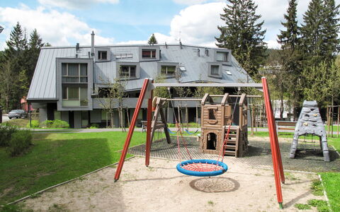Harrachov Resident a: Huis, Landgoed, Werf, Landscaping, Ontwerp, Siding, Oprit, Backyard
