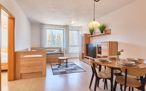 Harrachov Resident a: Interieur Ontwerp, Meubilair, Flooring, Verdieping, Hout, Plafond, Kamer, Appartement, Verlichting, Tafel