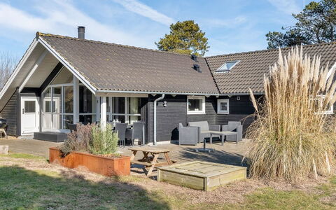 Gudrid - 550M from the Sea: Woongebied, Struik, Huis, Huis, Tuin, Landgoed, Schaduw, Landscaping, Gazon