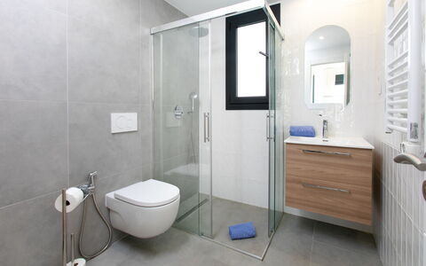 Skyhill Ii Nerja: Loodgieterswerkinrichting, Flooring, Badkamer, Interieur Ontwerp, Verdieping, Toilet, Kraan, Wastafel, Spiegel, Loodgieter