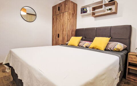 Vesna: Bed, Meubilair, Bedding, Interieur Ontwerp, Slaapkamer, Laken, Flooring, Verdieping, Hout, Kamer
