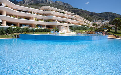 Altea 649: Water, Lucht, Eigendom, Gebouw, Fabriek, Zwembad, Azure, Berg, Wolk, Boom