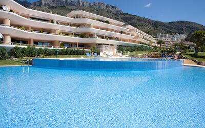 Altea 649: Water, Lucht, Eigendom, Gebouw, Fabriek, Zwembad, Azure, Berg, Wolk, Boom