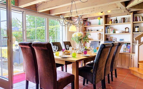 Schwarzwaldhof mit Pool & Sauna: Meubilair, Interieur Ontwerp, Stoel, Flooring, Tafel, Hout, Verdieping, Eetkamer, Plafond, Houten Vloer