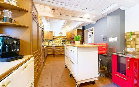 Schwarzwaldhof mit Pool & Sauna: Flooring, Interieur Ontwerp, Meubilair, Keuken, Hout, Plafond, Verdieping, Countertop, Major Appliance, Cabinetry