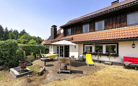 Schwarzwaldhof mit Pool & Sauna: Gebouw, Venster, Huis, Dak, Huis, Facade, Woongebied, Verblijf, Deur, Landgoed