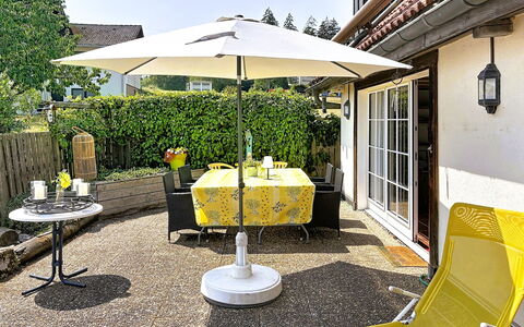 Schwarzwaldhof mit Pool & Sauna: Meubilair, Stoel, Paraplu, Buitenmeubels, Tafel, Buitentafel, Tuin, Schaduw, Patio