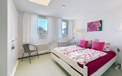 Schwarzwaldhof mit Pool & Sauna: Bed, Meubilair, Interieur Ontwerp, Slaapkamer, Plafond, Bedding, Laken, Verdieping, Flooring, Kamer
