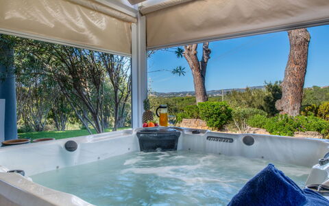 Nara: Loodgieterswerkinrichting, Zwembad, Schaduw, Toevlucht, Jacuzzi, Eco Hotel, Bad, Kamerplant, Outdoor Structuur