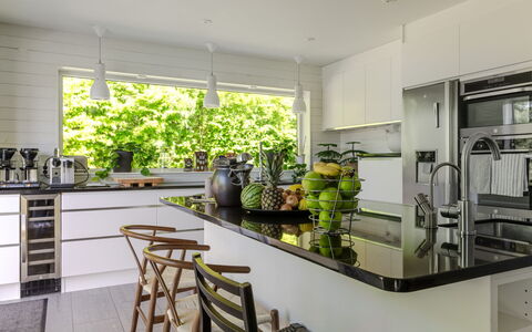 Villa Anja: Meubilair, Keuken, Countertop, Interieur Ontwerp, Toestel Van De Keuken, Flooring, Lichte Inrichting, Huis, Plafond, Cabinetry