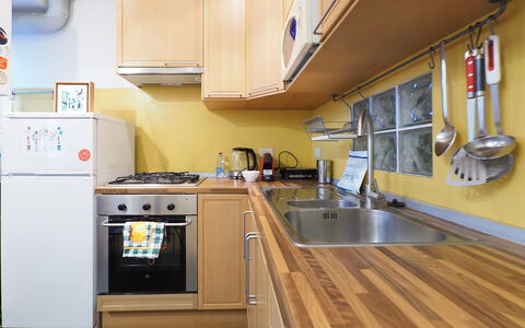 Suite Meda: Toestel Van De Keuken, Keuken, Major Appliance, Countertop, Hout, Flooring, Fornuis, Huishoudapparatuur, Interieur Ontwerp, Cabinetry