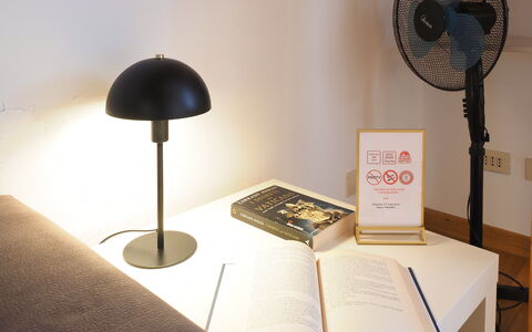 Suite Meda: Meubilair, Verlichting, Lampekap, Interieur Ontwerp, Lichte Inrichting, Lamp, Tafel, Bureau, Stoel, Woonkamer