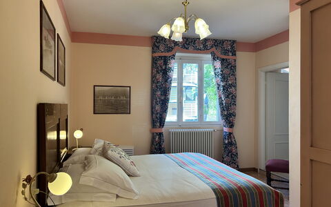 Besanina: Meubilair, Interieur Ontwerp, Hout, Kamer, Textiel, Slaapkamer, Verlichting, Linens, Plafond, Flooring