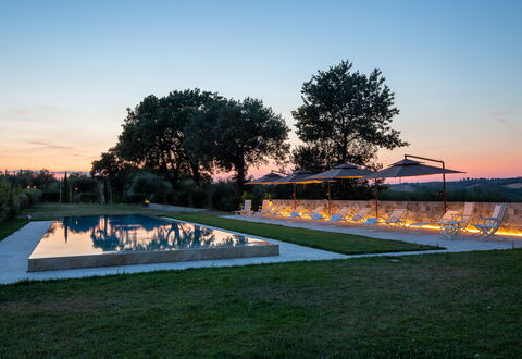 Poggio Mori 20: Zwembad, Landschap, Landscaping, Gazon, Waterpartij, Avond, Schemer, Park, Reflecting Pool, Schaduw