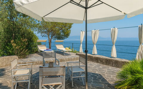 Portofino: Meubilair, Buitenmeubels, Zee, Tafel, Schaduw, Kust En Oceanic Landvormen, Stoel, Buitentafel, Oceaan, Kust