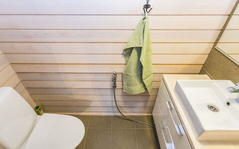 Villa Vesla: Badkamer, Flooring, Wc Bril, Loodgieterswerkinrichting, Toilet, Verdieping, Hout, Interieur Ontwerp, Loodgieter, Wastafel In De Badkamer
