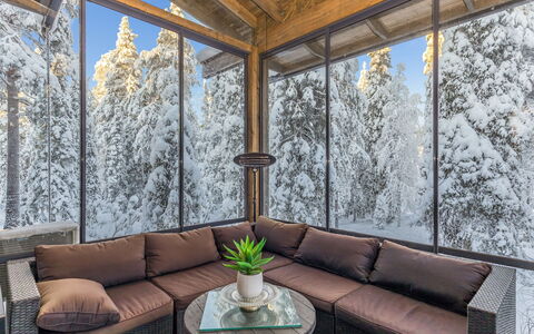 Villa Vesla: Meubilair, Hout, Stoel, Plafond, Winter, Hardwood, Bankstel, Buitenmeubels, Woonkamer, Schaduw