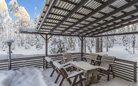 Villa Vesla: Hout, Winter, Sneeuw, Freezing, Schaduw, Buitentafel, Daylighting, Dek, Hek