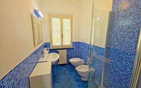 Villa Il Giardino: Blauw, Flooring, Verdieping, Interieur Ontwerp, Tegel, Samengesteld Materiaal, Loodgieterswerkinrichting, Badkamer, Ceramic