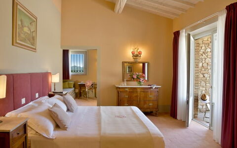 Villa Il Noccioleto: Meubilair, Muur, Interieur Ontwerp, Slaapkamer, Bed, Flooring, Verdieping, Kamer, Bed Frame, Verlichting