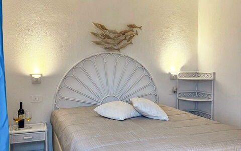 Smeralda Apartment: Bed, Slaapkamer, Bedding, Laken, Meubilair, Interieur Ontwerp, Hout, Linens, Verdieping, Flooring