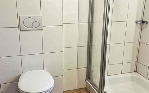 Haus 104 - Seepark Burhave: Flooring, Verdieping, Badkamer, Tegel, Loodgieterswerkinrichting, Kamer, Toilet, Loodgieter, Wc Bril