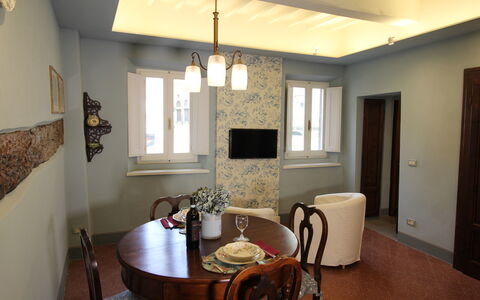 La Casa sulla Piazza: Muur, Interieur Ontwerp, Meubilair, Flooring, Hout, Verdieping, Plafond, Verlichting, Kamer, Lichte Inrichting