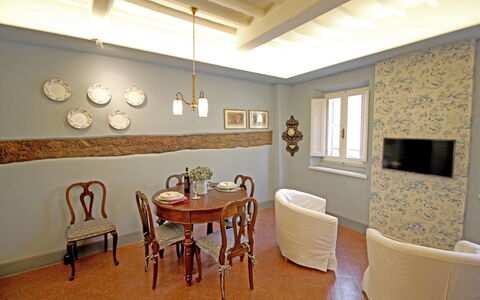 La Casa sulla Piazza: Meubilair, Interieur Ontwerp, Muur, Hout, Flooring, Plafond, Verdieping, Tafel, Verlichting, Kamer