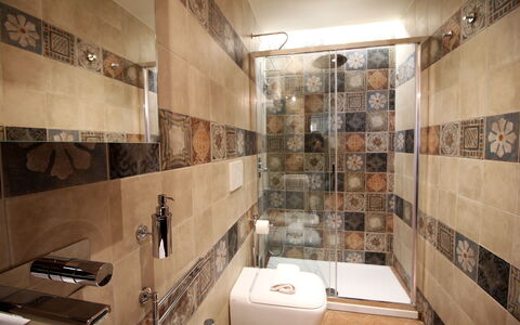 La Casa sulla Piazza: Loodgieterswerkinrichting, Badkamer, Flooring, Interieur Ontwerp, Tegel, Verdieping, Wc Bril, Loodgieter, Toilet, Kraan