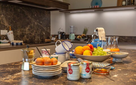 Casale Nido: Tableware, Voedsel, Countertop, Keuken, Serveware, Interieur Ontwerp, Meubilair, Fruit, Toestel Van De Keuken, Ingrediënt