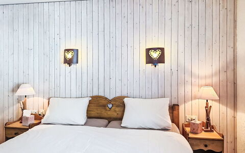 Verte-Rive: Slaapkamer, Bed, Bedding, Interieur Ontwerp, Hout, Laken, Meubilair, Linens, Verlichting, Plafond