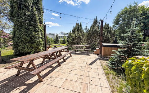 Švýcarka: Tuin, Schaduw, Lariks, Landscaping, Hardwood, Buitenmeubels, Openluchtbank, Hek, Picknicktafel