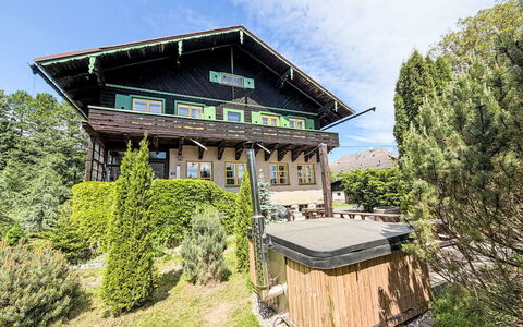 Švýcarka: Huis, Struik, Verblijf, Huis, Deur, Landgoed, Boerderij, Siding, Veranda, Werf
