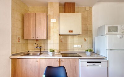 Centro Peatonal Roses 713.2: Keuken, Toestel Van De Keuken, Countertop, Major Appliance, Interieur Ontwerp, Hout, Flooring, Wastafel, Gootsteen, Meubilair