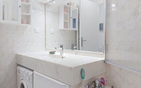Palmier: Flooring, Loodgieterswerkinrichting, Interieur Ontwerp, Badkamer, Muur, Verdieping, Badkamerkast, Wastafel, Countertop, Kraan
