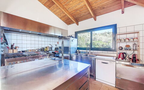 La Dorianzza: Keuken, Countertop, Plafond, Toestel Van De Keuken, Gootsteen, Major Appliance, Ontwerp, Wastafel, Loodgieterswerkinrichting, Lichte Inrichting