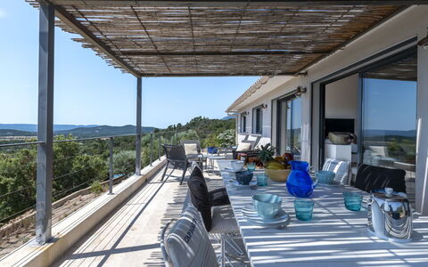 La Dorianzza: Meubilair, Buitenmeubels, Stoel, Schaduw, Buitentafel, Keuken En Eettafel, Natuurlijk Materiaal, Balkon, Restaurant, Eco Hotel
