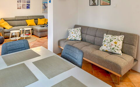 Verde: Meubilair, Flooring, Interieur Ontwerp, Verdieping, Bankstel, Hout, Kamer, Woonkamer, Textiel, Appartement