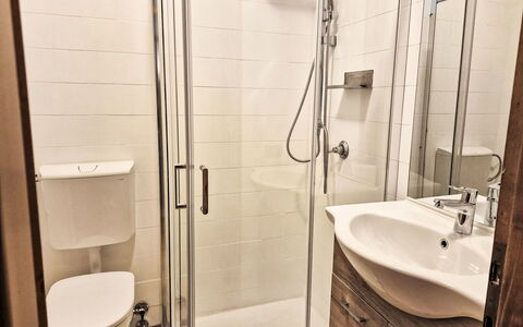 Nevada View: Badkamer, Verdieping, Flooring, Interieur Ontwerp, Loodgieterswerkinrichting, Toilet, Wc Bril, Kamer, Wastafel In De Badkamer, Loodgieter