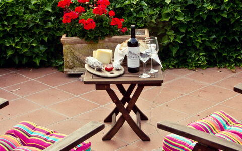 Selvamica: Meubilair, Buitenmeubels, Tafel, Stoel, Buitentafel, Bloempot, Tuin, Schaduw, Wicker, Patio