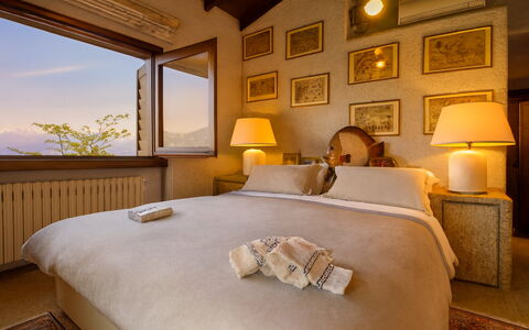 Isa Villa: Muur, Slaapkamer, Huis, Verlichting, Fotolijst, Meubilair, Kamer, Bed, Bed Frame, Bedding