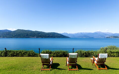 Isa Villa: Blauw, Water, Zwemwater, Bergachtig Landvormen, Natuurlijk Landschap, Berg, Heuvel, Kust En Oceanic Landvormen, Bergketen, Zee