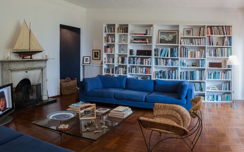 Romantica 16: Meubilair, Boekenkast, Interieur Ontwerp, Bankstel, Flooring, Stellingen, Woonkamer, Plank, Verdieping, Kamer