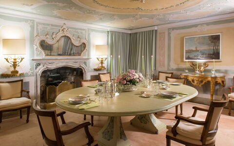 Galero: Meubilair, Interieur Ontwerp, Tafel, Eetkamer, Verlichting, Plafond, Kamer, Flooring, Stoel, Keuken En Eettafel