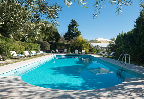 Galero: Zwembad, Blauw, Buitenmeubels, Toevlucht, Ligstoel, Schaduw, Eco Hotel, Thermae, Paraplu, Landscaping