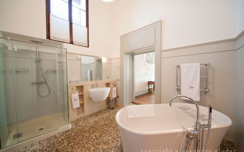 Jasmine Villa: Badkamer, Loodgieterswerkinrichting, Interieur Ontwerp, Flooring, Bad, Verdieping, Kraan, Loodgieter, Plafond, Verlichting